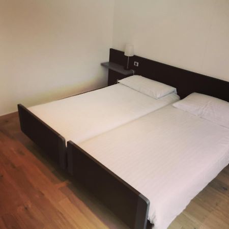 לה שו דה פו Hotel Fleur-De-Lys מראה חיצוני תמונה