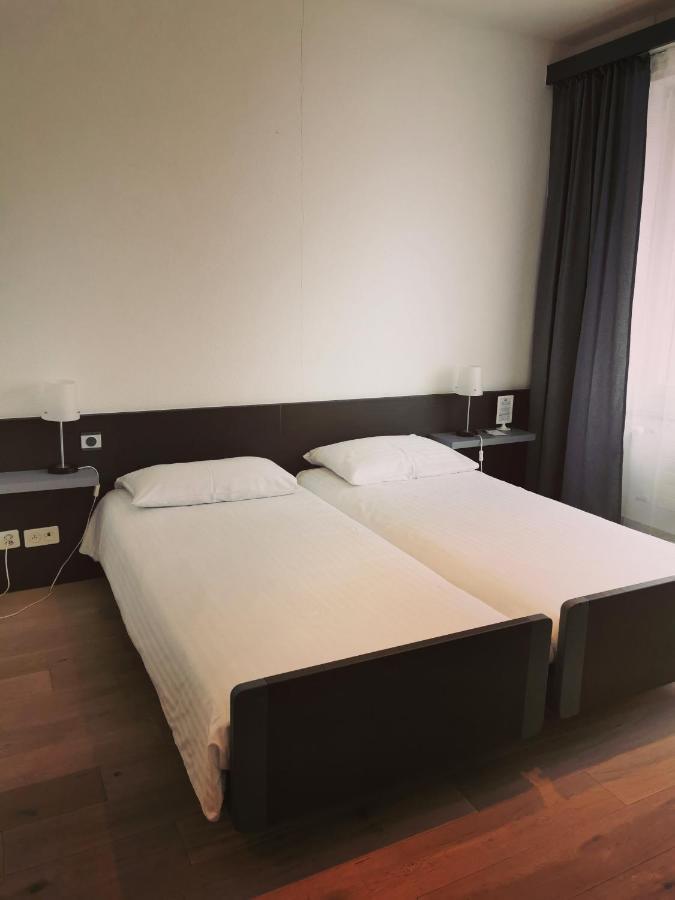 לה שו דה פו Hotel Fleur-De-Lys מראה חיצוני תמונה
