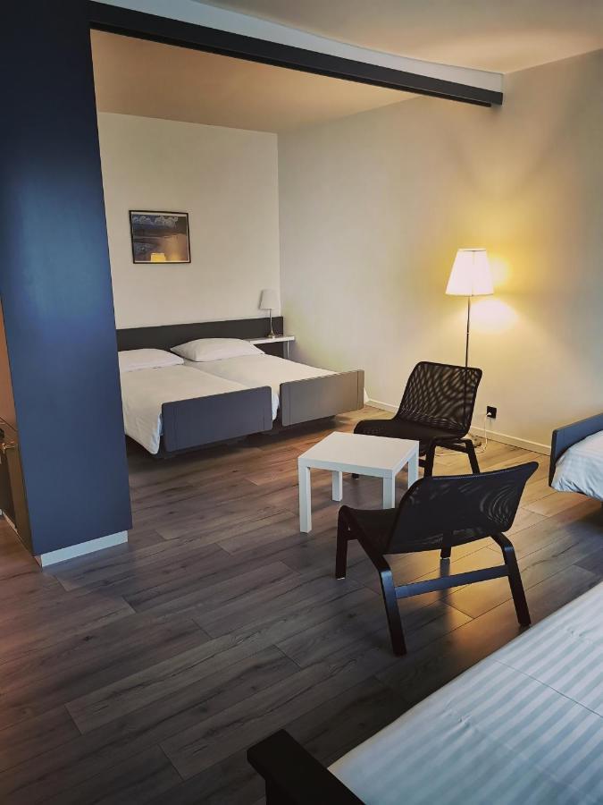 לה שו דה פו Hotel Fleur-De-Lys מראה חיצוני תמונה