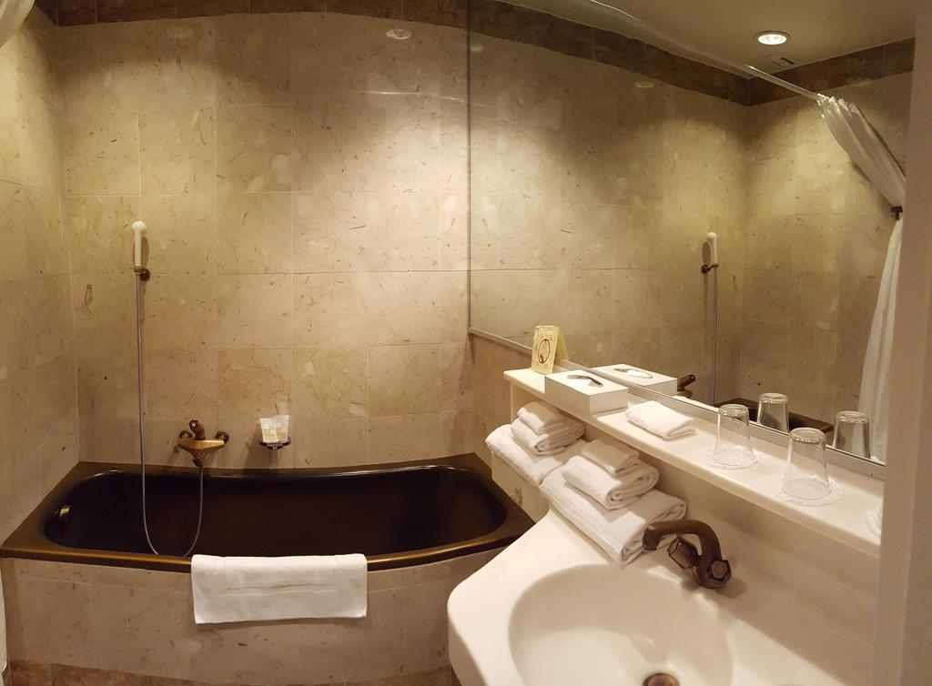 לה שו דה פו Hotel Fleur-De-Lys מראה חיצוני תמונה