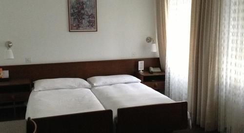 לה שו דה פו Hotel Fleur-De-Lys מראה חיצוני תמונה
