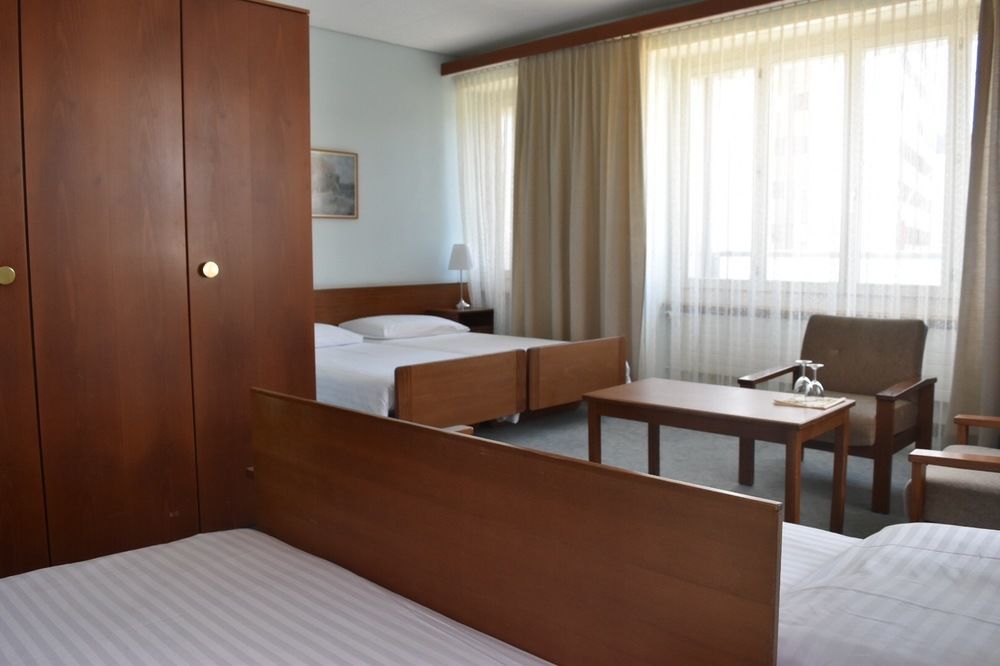 לה שו דה פו Hotel Fleur-De-Lys מראה חיצוני תמונה