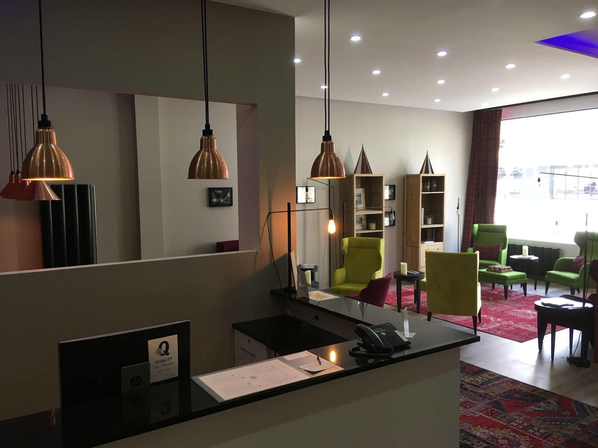 לה שו דה פו Hotel Fleur-De-Lys מראה חיצוני תמונה