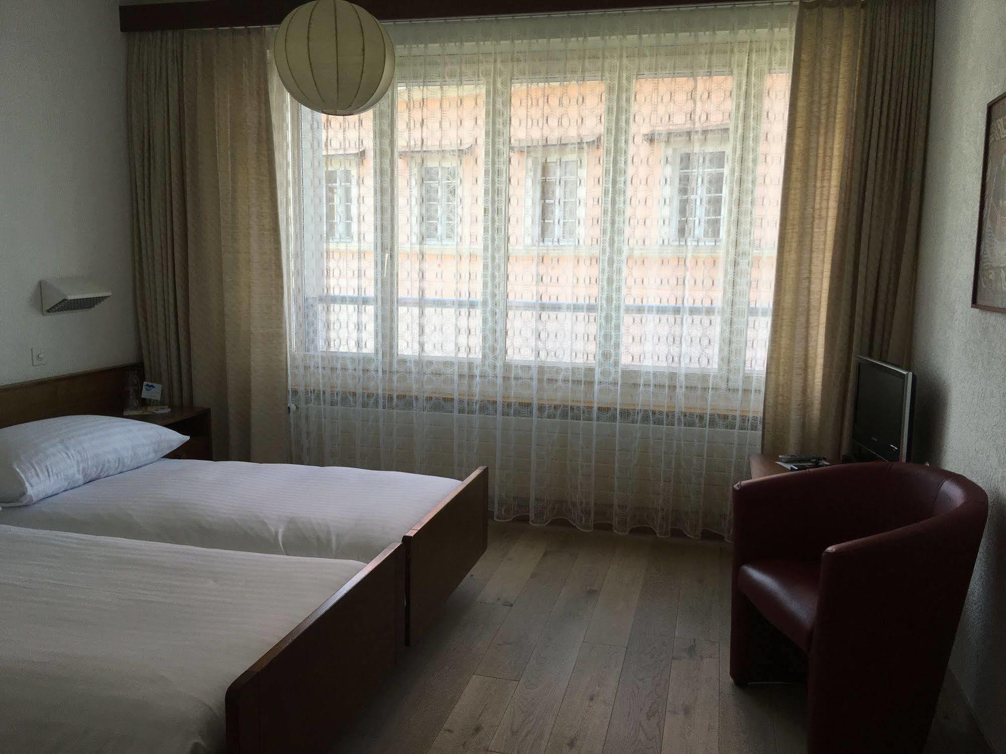 לה שו דה פו Hotel Fleur-De-Lys מראה חיצוני תמונה