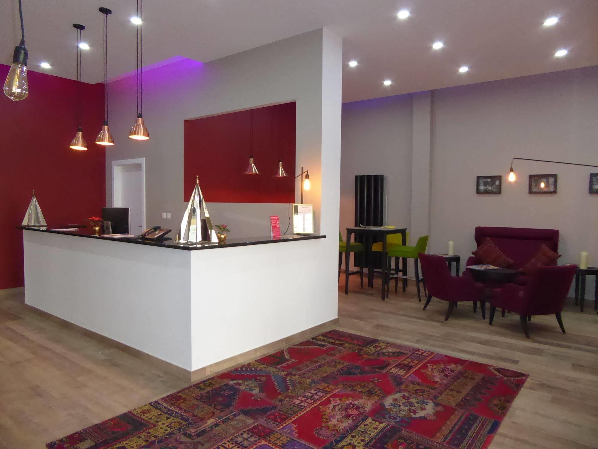 לה שו דה פו Hotel Fleur-De-Lys מראה חיצוני תמונה