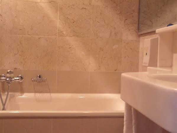 לה שו דה פו Hotel Fleur-De-Lys מראה חיצוני תמונה