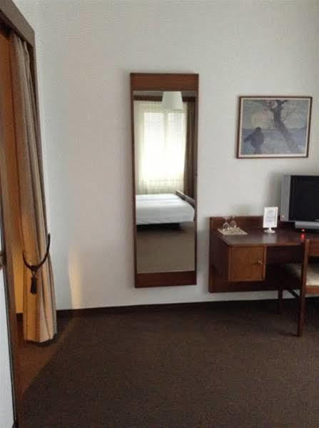 לה שו דה פו Hotel Fleur-De-Lys מראה חיצוני תמונה