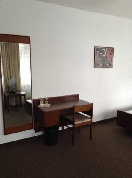 לה שו דה פו Hotel Fleur-De-Lys מראה חיצוני תמונה